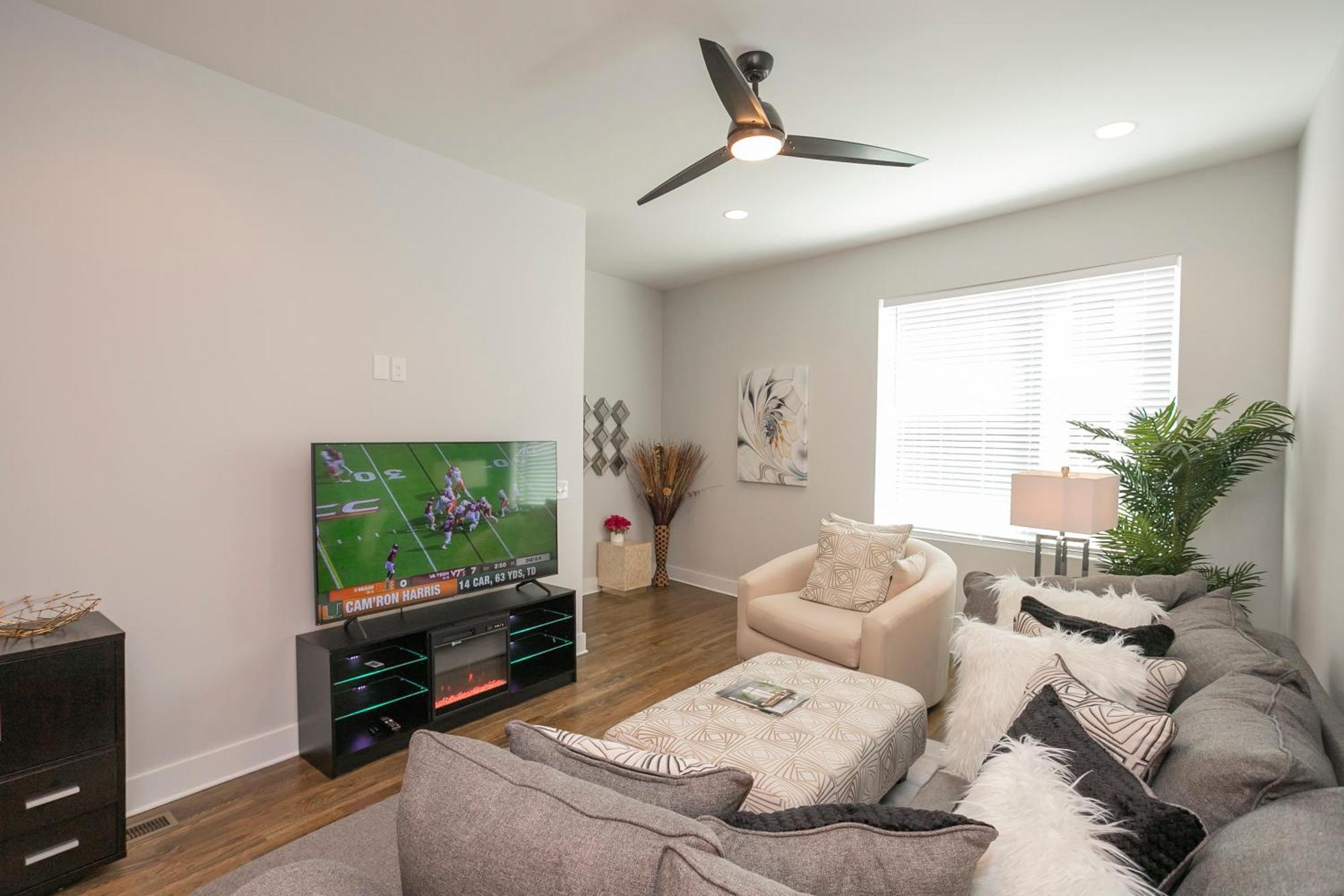 Luxury Townhome Skyline Views Mins To Dt Nashville Extérieur photo